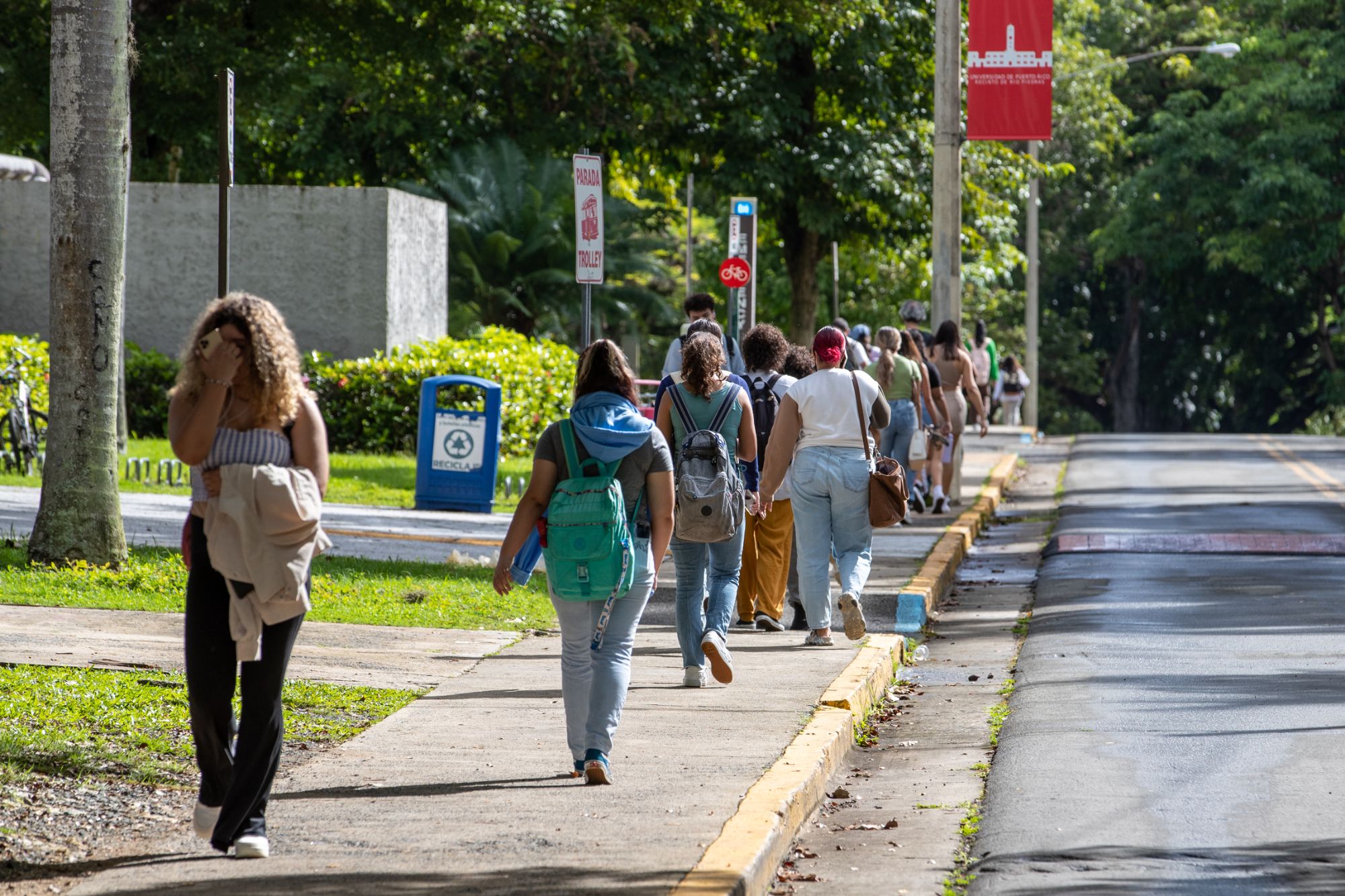 Estudiantes caminando por el campus de la UPR Río Piedras